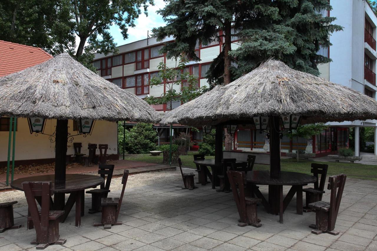 Отель Rev Szallo Balaton Сантод Экстерьер фото
