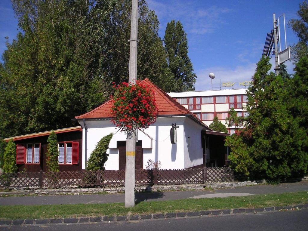 Отель Rev Szallo Balaton Сантод Экстерьер фото